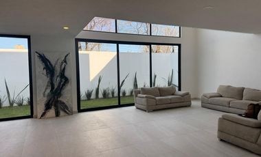 EXCLUSIVA  CASA EN VENTA, MODERNA CASA AMPLIA CON EXCELENTE UBICACIÓN EN LA EXCLUSIVA ZONA RESIDENCIAL DE METEPEC