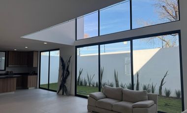 EXCLUSIVA  CASA EN VENTA, MODERNA CASA AMPLIA CON EXCELENTE UBICACIÓN EN LA EXCLUSIVA ZONA RESIDENCIAL DE METEPEC