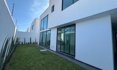 EXCLUSIVA  CASA EN VENTA, MODERNA CASA AMPLIA CON EXCELENTE UBICACIÓN EN LA EXCLUSIVA ZONA RESIDENCIAL DE METEPEC