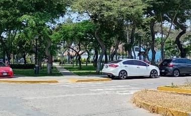 IMPECABLE CASA ENTRE PARQUES