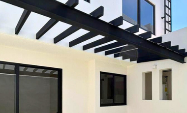 CASA EN VENTA DE DISEÑO PROPIO CERCA DE LA UNIVERSIDAD ANÁHUAC
