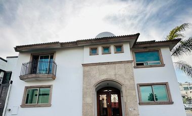 Lujosa y amplia casa, con 512m2 de construcción.
