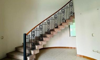 Lujosa y amplia casa, con 512m2 de construcción.