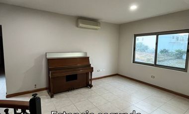 Lujosa y amplia casa, con 512m2 de construcción.