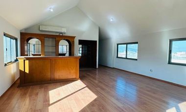 Lujosa y amplia casa, con 512m2 de construcción.