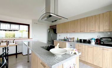 Casa Muy alto estándar 4D/3B en condominio Privado