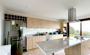 Casa Muy alto estándar 4D/3B en condominio Privado