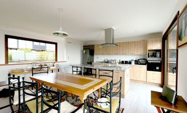 Casa Muy alto estándar 4D/3B en condominio Privado