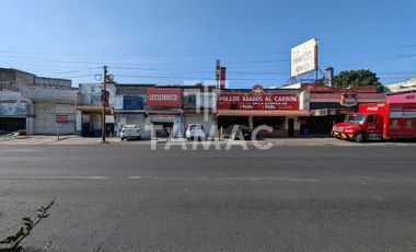 Venta de terreno comercial con locales en Paseo Cuauhnahuac