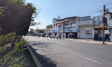 Venta de terreno comercial con locales en Paseo Cuauhnahuac