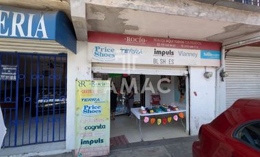 Venta de terreno comercial con locales en Paseo Cuauhnahuac
