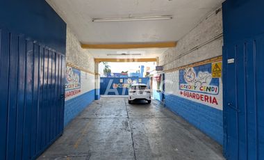 Venta de terreno comercial con locales en Paseo Cuauhnahuac