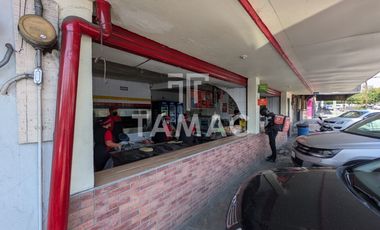 Venta de terreno comercial con locales en Paseo Cuauhnahuac