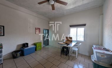 Venta de terreno comercial con locales en Paseo Cuauhnahuac
