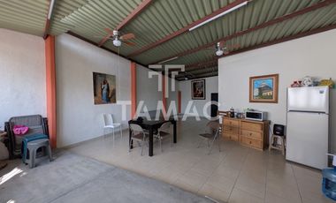 Venta de terreno comercial con locales en Paseo Cuauhnahuac