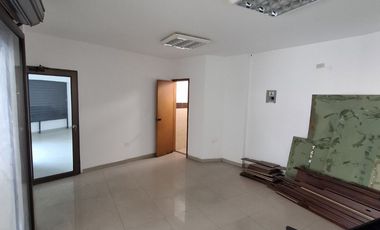 Manta, Alquilo Local Comercial