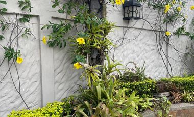 Manta, Vendo Hermosa Casa con Piscina en Urbanizacion Privada Amoblada