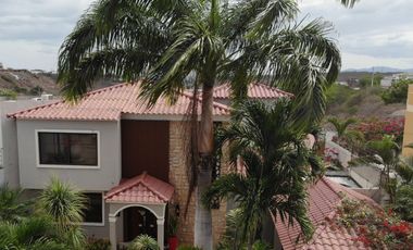 Manta, Vendo Hermosa Casa con Piscina en Urbanizacion Privada Amoblada