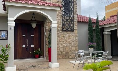 Manta, Vendo Hermosa Casa con Piscina en Urbanizacion Privada Amoblada