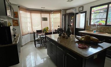 Manta, Vendo Hermosa Casa con Piscina en Urbanizacion Privada Amoblada