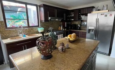 Manta, Vendo Hermosa Casa con Piscina en Urbanizacion Privada Amoblada