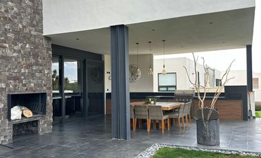 Casa en Renta Amueblada con sala de cine en Club de Golf La Loma.