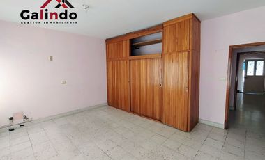 VENTA DE CASA GRANDE 5 RECAMARAS Y CON DEPARATAMENTO DE 1 RECAMARA, AMPLIO JARDIN