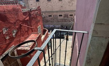 *RENTO CASA FRENTE A LA ENTRADA DEL MUSEO 