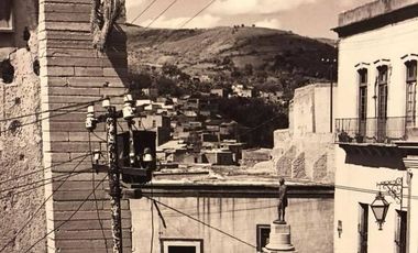 *VENDO CASA FRENTE A LA ENTRADA DEL MUSEO 