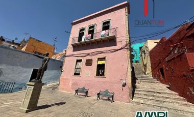 *VENDO CASA FRENTE A LA ENTRADA DEL MUSEO 