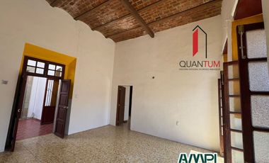 *VENDO CASA FRENTE A LA ENTRADA DEL MUSEO 