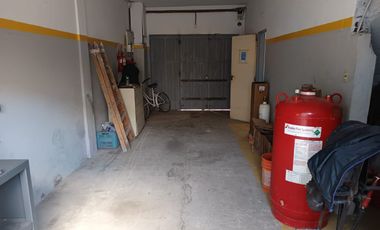 Venta 2 locales comerciales con 3 departamentos