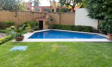 Amplia casa remodelada con alberca en condominio con vigilancia en Acapantzingo