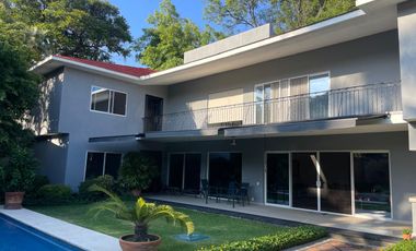 Amplia casa remodelada con alberca en condominio con vigilancia en Acapantzingo
