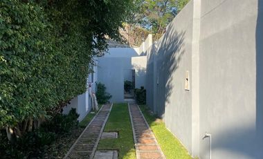 Amplia casa remodelada con alberca en condominio con vigilancia en Acapantzingo