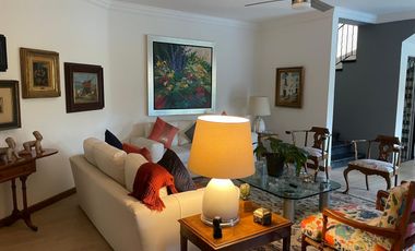 Amplia casa remodelada con alberca en condominio con vigilancia en Acapantzingo