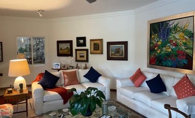Amplia casa remodelada con alberca en condominio con vigilancia en Acapantzingo