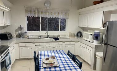 Amplia casa remodelada con alberca en condominio con vigilancia en Acapantzingo