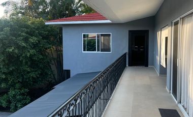 Amplia casa remodelada con alberca en condominio con vigilancia en Acapantzingo