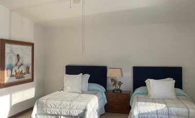 Amplia casa remodelada con alberca en condominio con vigilancia en Acapantzingo