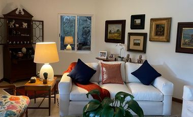 Amplia casa remodelada con alberca en condominio con vigilancia en Acapantzingo