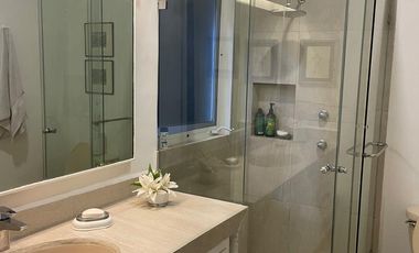 Amplia casa remodelada con alberca en condominio con vigilancia en Acapantzingo