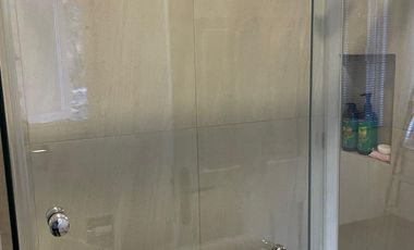 Amplia casa remodelada con alberca en condominio con vigilancia en Acapantzingo