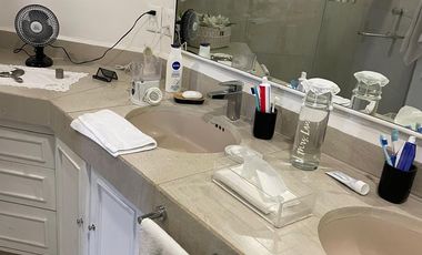 Amplia casa remodelada con alberca en condominio con vigilancia en Acapantzingo