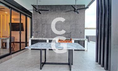 Casa en Venta en Cancun en Residencial Lagos el Sol con Pérgola a Pie de Lago