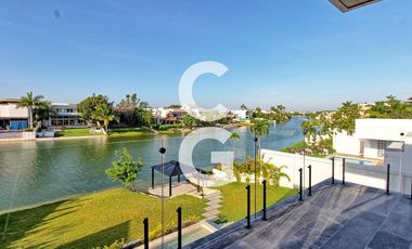 Casa en Venta en Cancun en Residencial Lagos el Sol con Pérgola a Pie de Lago