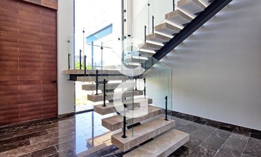 Casa en Venta en Cancun en Residencial Lagos el Sol con Pérgola a Pie de Lago