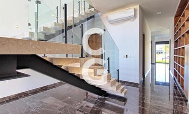 Casa en Venta en Cancun en Residencial Lagos el Sol con Pérgola a Pie de Lago