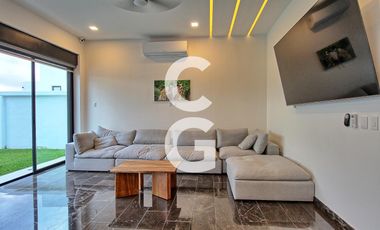 Casa en Venta en Cancun en Residencial Lagos el Sol con Pérgola a Pie de Lago