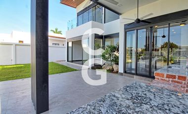 Casa en Venta en Cancun en Residencial Lagos el Sol con Pérgola a Pie de Lago